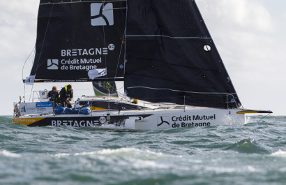 Tom Laperche et Lois Berrehar a bord du Figaro Bretagne CMB Performance lors du depart de la Transat en Double Concarneau-Saint 