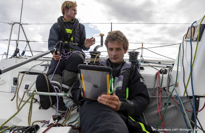 Les Figaro du team Bretagne CMB, Performance Loïs Berrehar, Espoir Tom Laperche, Oceane Elodie Bonafous, naviguent en baie de Po