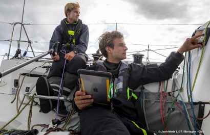 Les Figaro du team Bretagne CMB, Performance Loïs Berrehar, Espoir Tom Laperche, Oceane Elodie Bonafous, naviguent en baie de Po