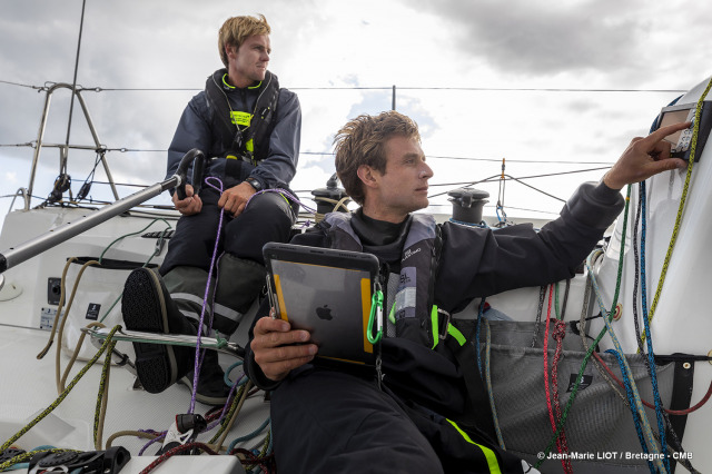 Les Figaro du team Bretagne CMB, Performance Loïs Berrehar, Espoir Tom Laperche, Oceane Elodie Bonafous, naviguent en baie de Po