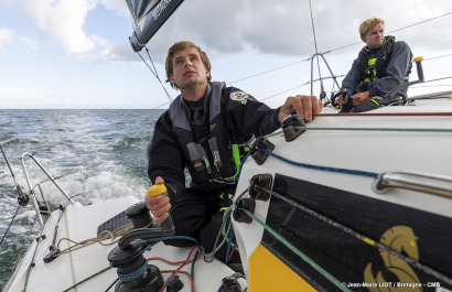 Les Figaro du team Bretagne CMB, Performance Loïs Berrehar, Espoir Tom Laperche, Oceane Elodie Bonafous, naviguent en baie de Po