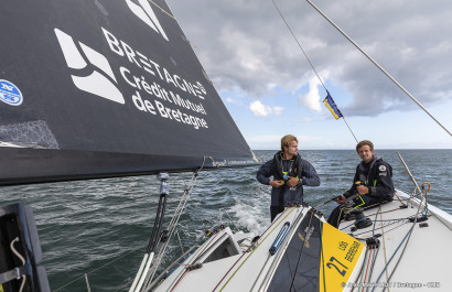 Les Figaro du team Bretagne CMB, Performance Loïs Berrehar, Espoir Tom Laperche, Oceane Elodie Bonafous, naviguent en baie de Po