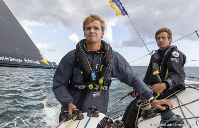 Les Figaro du team Bretagne CMB, Performance Loïs Berrehar, Espoir Tom Laperche, Oceane Elodie Bonafous, naviguent en baie de Po