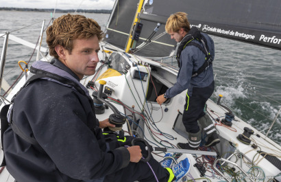 Les Figaro du team Bretagne CMB, Performance Loïs Berrehar, Espoir Tom Laperche, Oceane Elodie Bonafous, naviguent en baie de Po