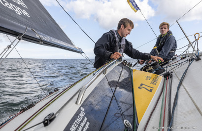 Les Figaro du team Bretagne CMB, Performance Loïs Berrehar, Espoir Tom Laperche, Oceane Elodie Bonafous, naviguent en baie de Po