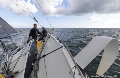 Les Figaro du team Bretagne CMB, Performance Loïs Berrehar, Espoir Tom Laperche, Oceane Elodie Bonafous, naviguent en baie de Po