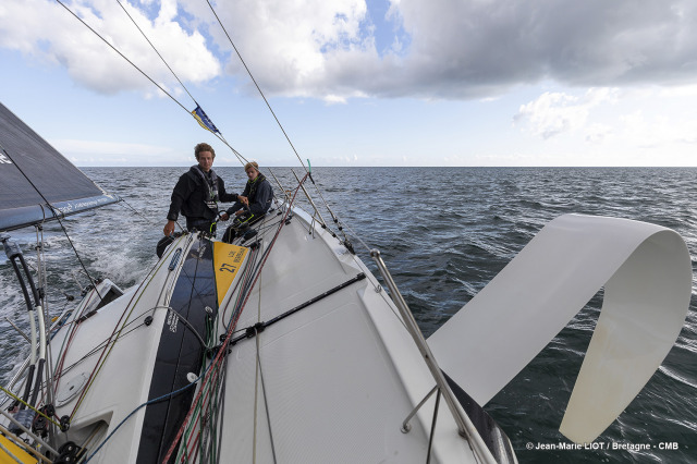 Les Figaro du team Bretagne CMB, Performance Loïs Berrehar, Espoir Tom Laperche, Oceane Elodie Bonafous, naviguent en baie de Po