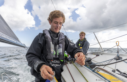 Les Figaro du team Bretagne CMB, Performance Loïs Berrehar, Espoir Tom Laperche, Oceane Elodie Bonafous, naviguent en baie de Po