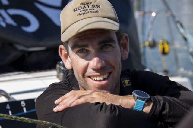 Gaston Morvan, Skipper du Figaro Bretagne CMB Espoir, 8eme et 1er Bizuth sur la ligne d'arrivee de la 1ere étape de la Solitaire