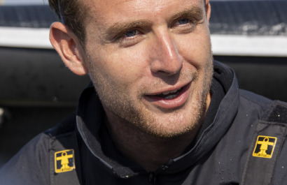 Tom Laperche, Skipper du Figaro Bretagne CMB Performance, 3eme sur la ligne d'arrivee de la 1ere étape de la Solitaire du Figaro