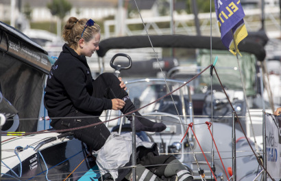Elodie Bonafous, Skipper du Figaro Bretagne CMB Oceane, 9eme sur la ligne d'arrivee de la 1ere étape de la Solitaire du Figaro 2