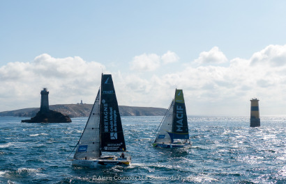 Les Figaros au passage de la pointe du Raz lors de la 2eme etape de la Solitaire du Figaro 2021 entre Lorient et Fecamps - En me