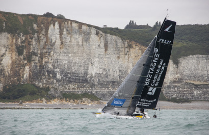 Tom Laperche, skipper du Figaro Bretagne CMB Performance, 2eme sur la ligne d arrivee de la 2eme etape de la Solitaire du Figaro